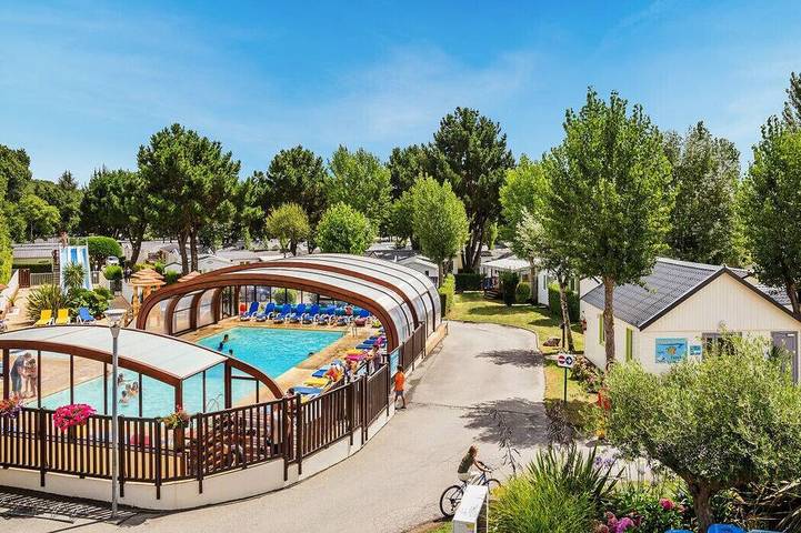 Camping pour 5 personnes, avec jardin et piscine