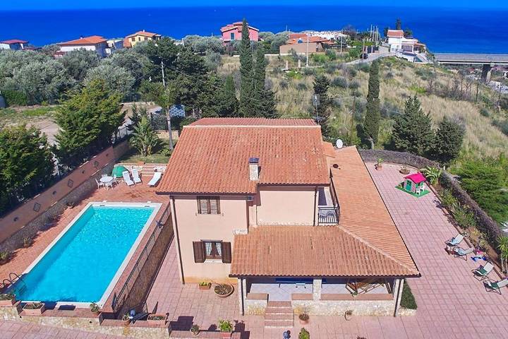 Ferienhaus für 12 Personen, mit Balkon und Terrasse sowie Garten und Pool