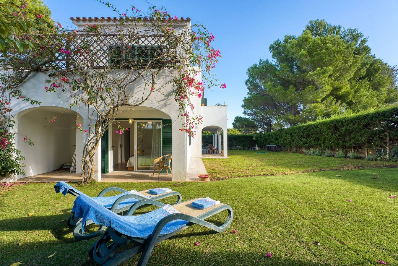 Las Violetas, charmantes Haus mit großem Garten und Swimmingpool, direkt am Strand. in Arenal d'en Castell, Es Mercadal