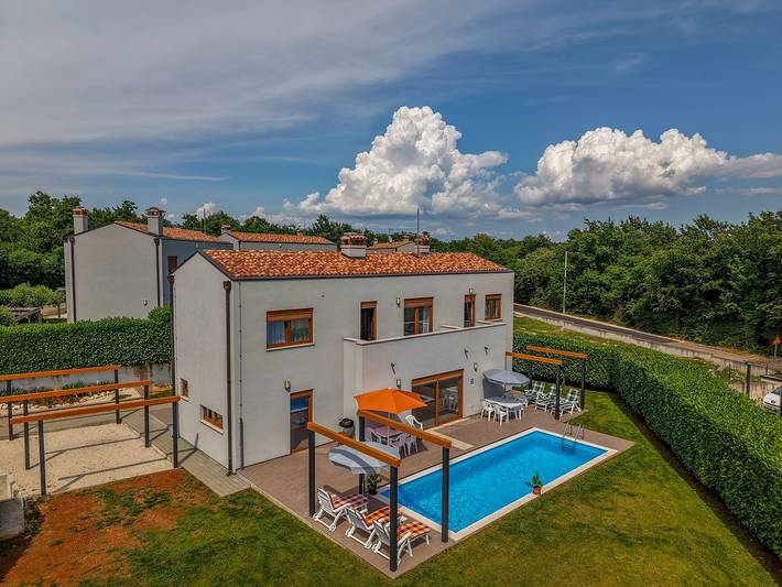 Ferienhaus für 10 Personen, mit Balkon/Terrasse und Garten sowie Pool