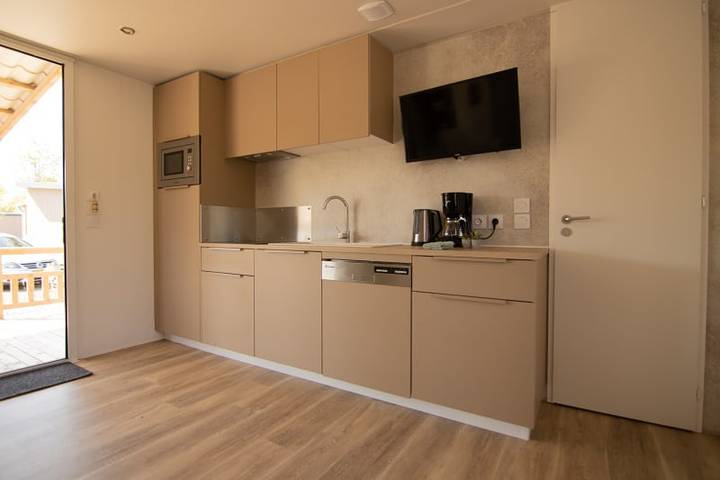 Camping für 4 Personen, mit Seeblick und Balkon/Terrasse sowie Terrasse in den Niederlande - 2