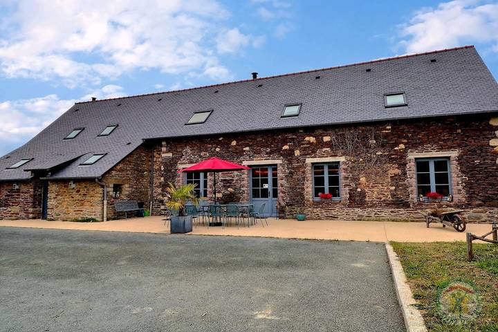 Gîte pour 10 personnes, avec Terrasse ainsi que Jardin et Vue à Bruz