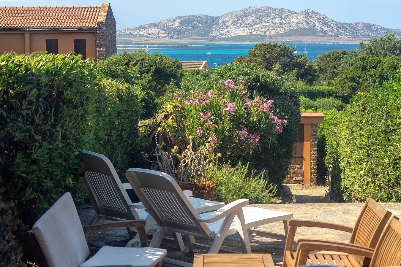 Casa Vacanze 'I Lentischi C11' con vista mare, terrazza privata e aria condizionata in Stintino, Nurra