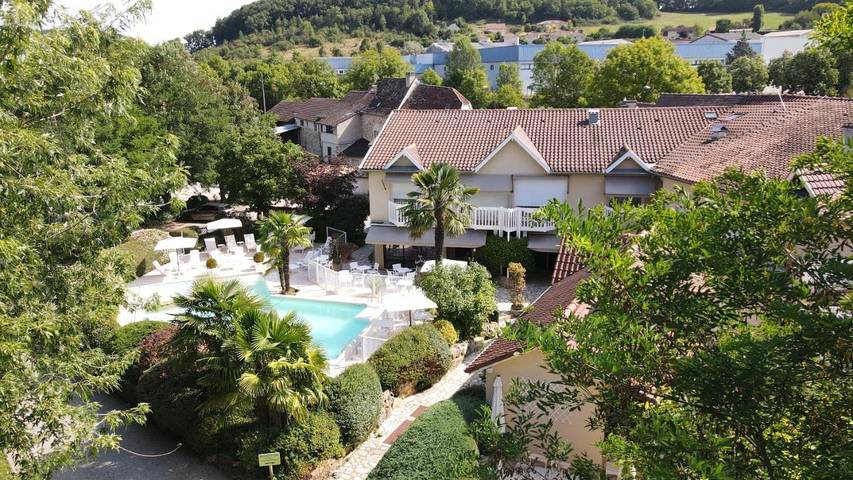 Hôtel pour 2 personnes, avec Terrasse et Jacuzzi ainsi que Jardin et Bassin pour enfant