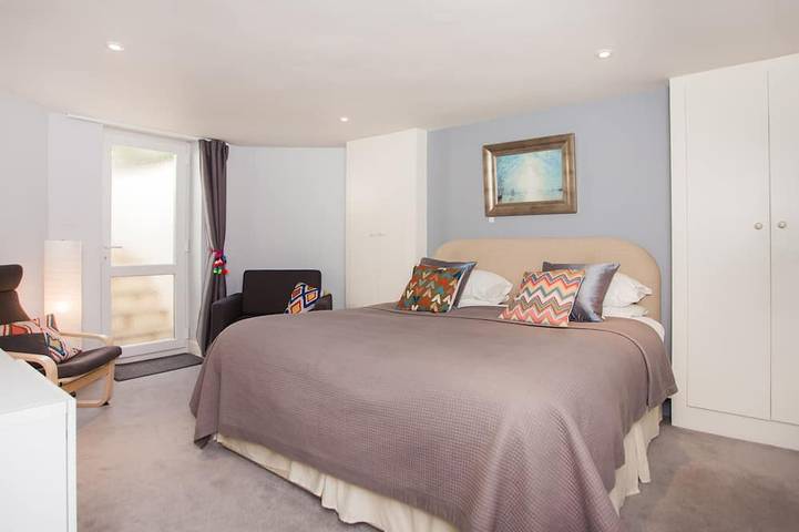 Entire apartment, The Art Studio - stylish city accommodation in Bath, Bath & North East Somerset