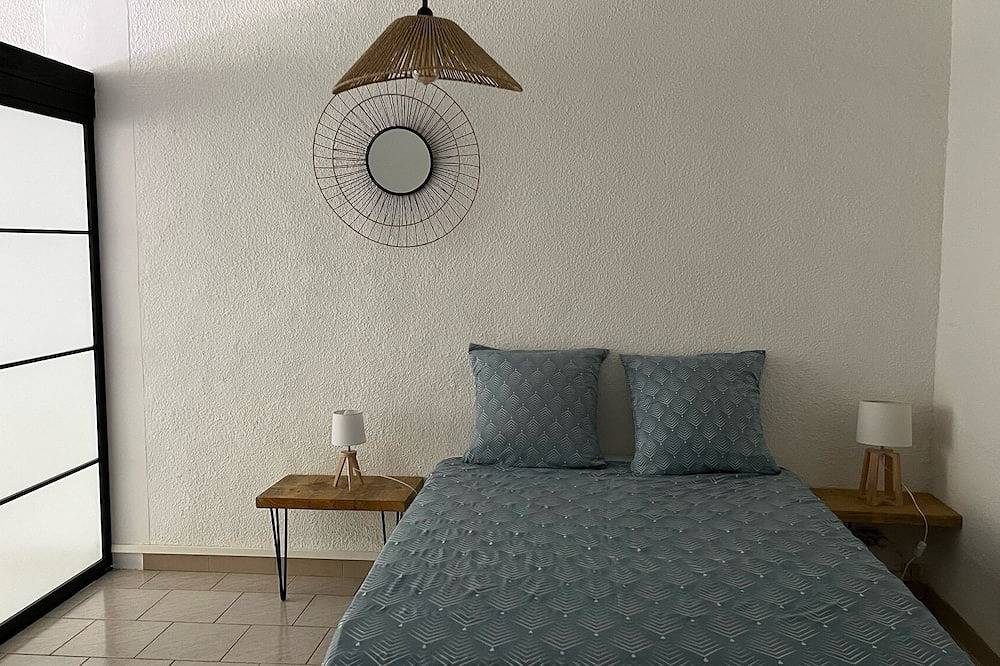 Entire apartment, Spacious 2 bedrooms / closed private parking in Entraigues-sur-la-Sorgue, Vaucluse