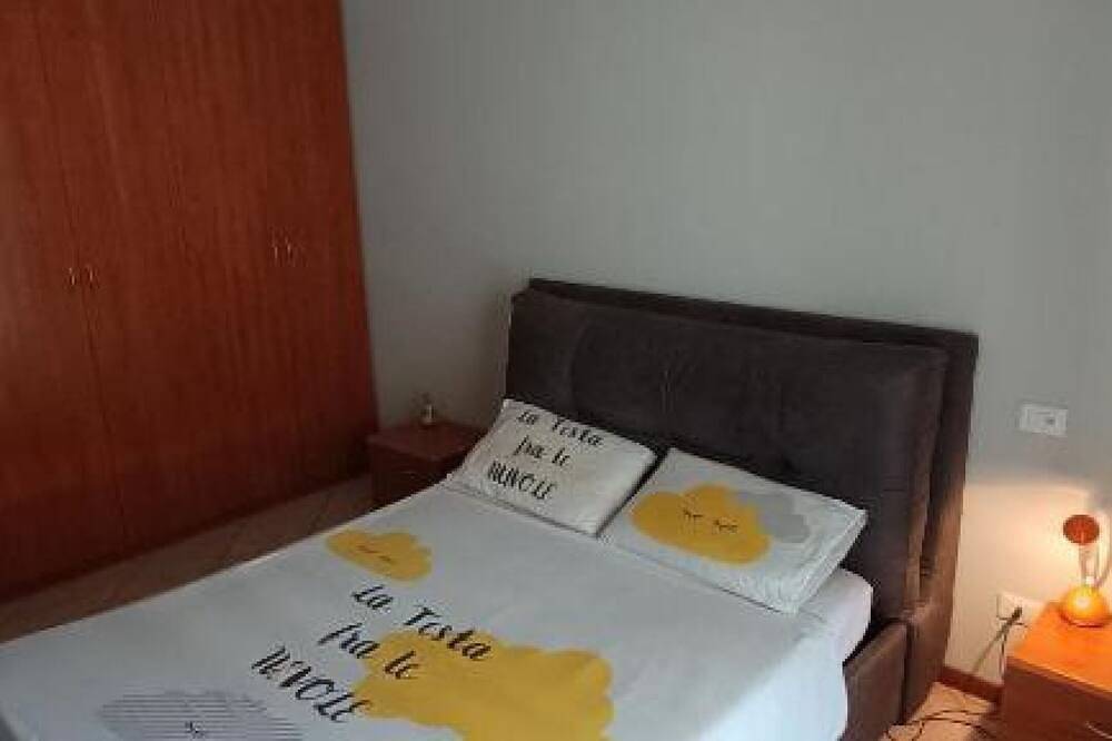 Ganze Wohnung, A 10-minute walk from Lake Garda, quiet area, a playground 80 m in Puegnago sul Garda, Gardasee-Berge
