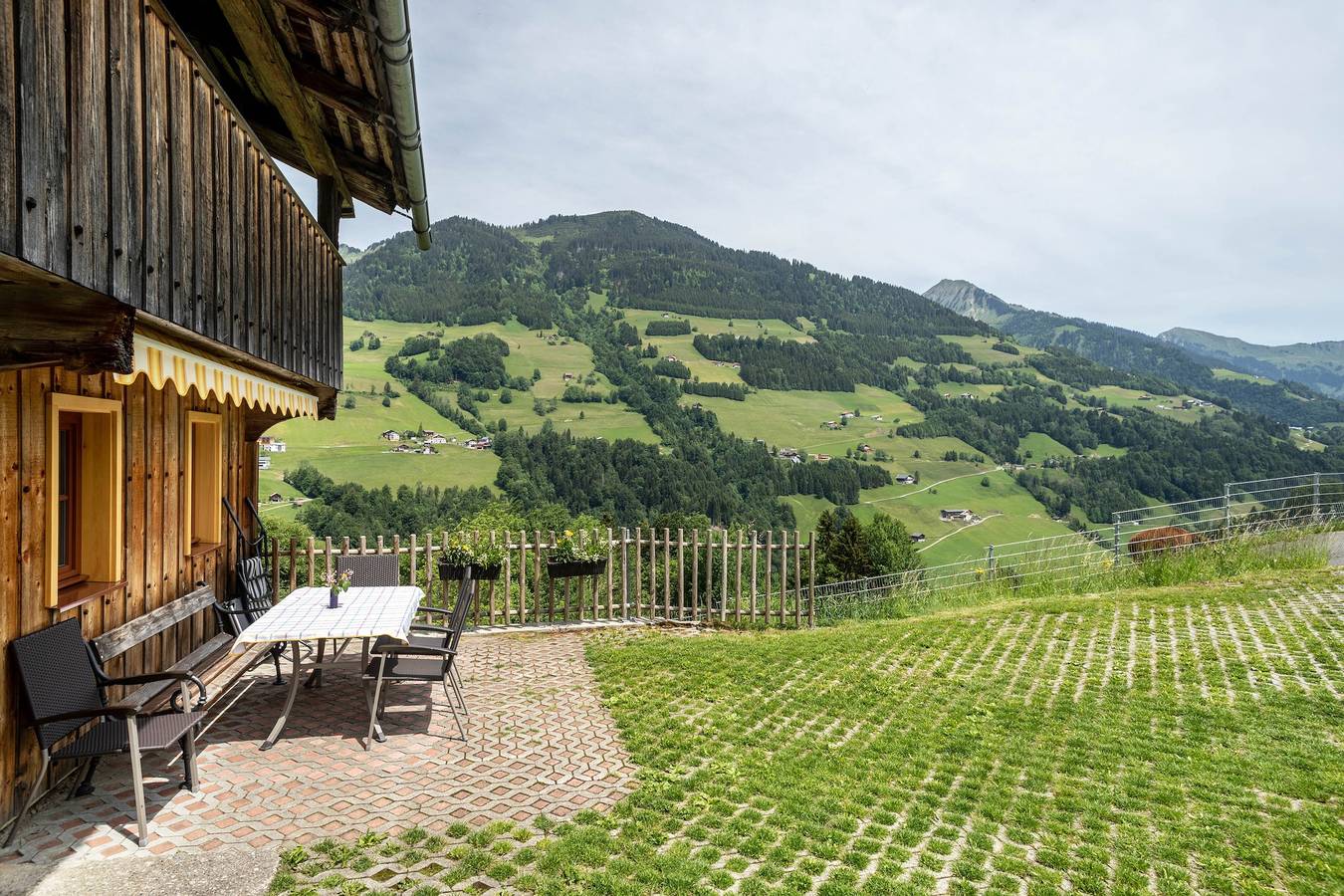Ferienhaus "Knusperhäuschen Höfen-Hüsle" mit Bergblick in Raggal, Lechquellengebirge