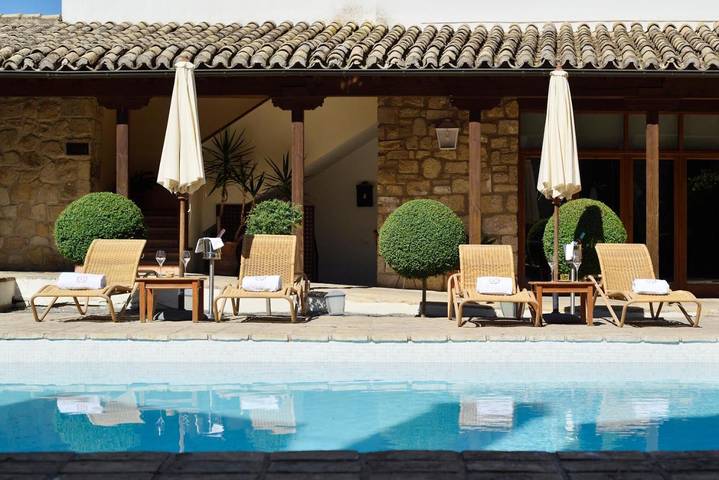 Hotel para 10 personas, con terraza además de piscina y jardín - 1