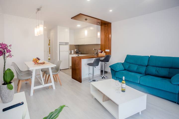 Entire apartment, Charming Holiday Apartment “Apartamento Maite” with Sea View, Pool, Wi-Fi, Terrace & Garden; Parking Available in Arenal d'en Castell, Es Mercadal