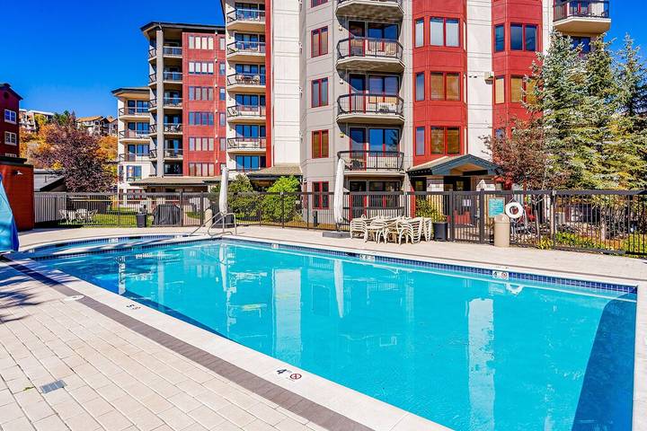 Vacation rental for 8 people, with pool and balcony as well as hot tub and yard in Steamboat Springs