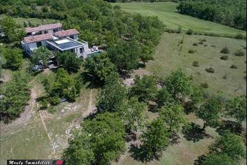 Location de vacances pour 10 personnes, avec terrasse ainsi que jardin et jacuzzi à Lalbenque