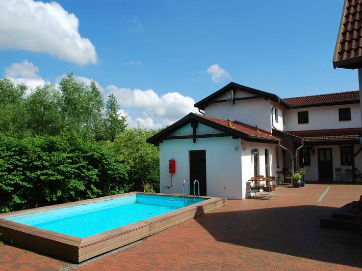 Villa für 18 Personen, mit Terrasse und Garten sowie Pool in Mecklenburgische Seenplatte