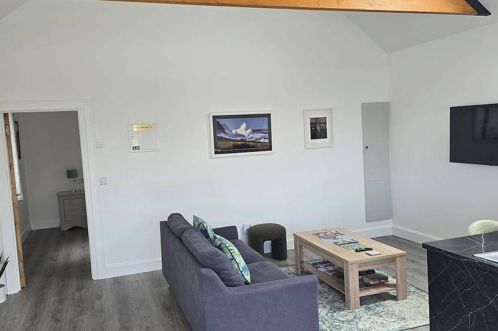 Entire apartment, Charming 1-bedroom apartment in beautiful Burnham a 5 min drive outside Dingle in Dingle Peninsula