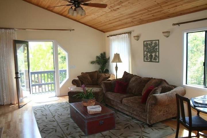 Vacation house for 4 people, with balcony and yard as well as hot tub, with pets in Santa Barbara
