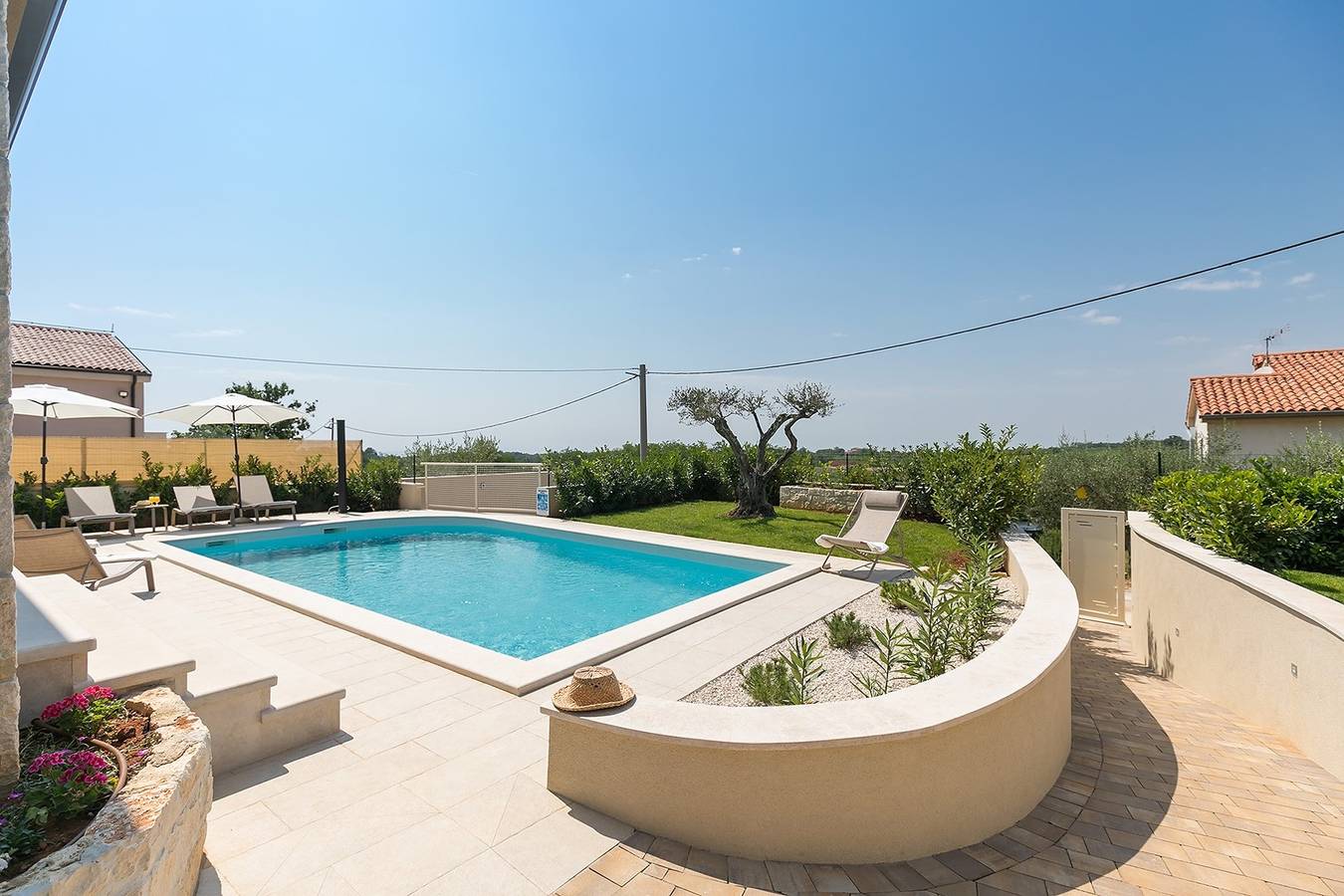 Komfortable neu erbaute Villa mit privatem Pool und Garten in einer ruhigen und friedlichen Umgebung in der Nähe von Porec, Haustiere erlaubt in Vizinada, Zentralistrien