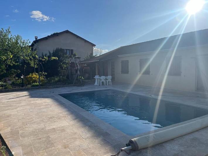 Location de vacances pour 8 personnes, avec Terrasse ainsi que Jardin et Piscine à Espère