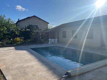 Gîte pour 8 personnes, avec jardin et piscine à Espère