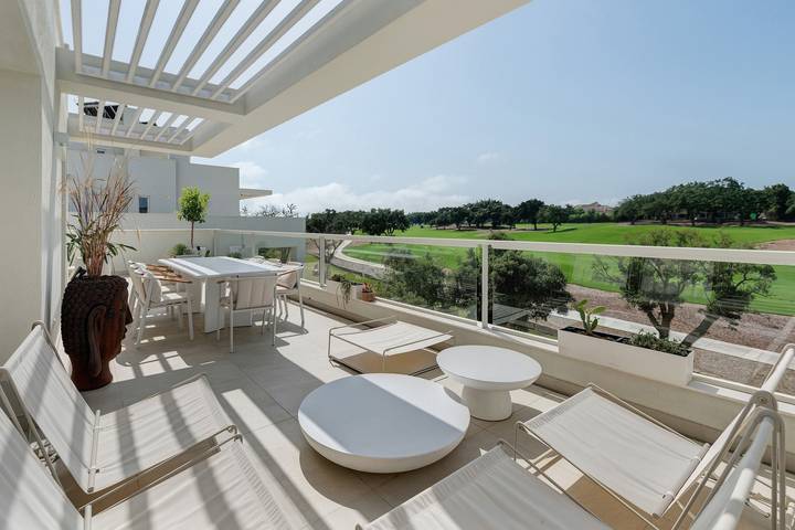 Ferienhaus 'Beautiful House in Emerald Green' mit Meerblick, WLAN und Klimaanlage in San Roque Club, San Roque