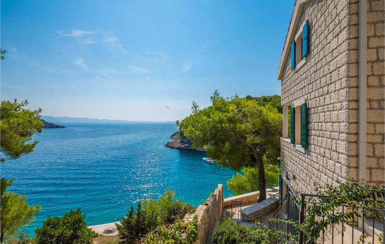 Gemütliches Apartment mit Meerblick, Terrasse, WLAN und Parkplatz – 2 km vom Strand entfernt in Milna, Brac