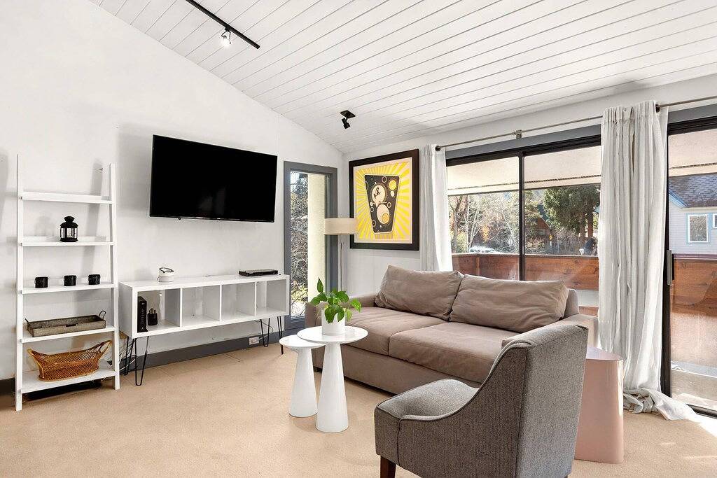 Ganze Wohnung, Cozy Aspen Studio Loft! Walk to Town & Shuttle, Balcony with Views, W/D, Wood-Burning Fp in Aspen, Aspen Snowmass