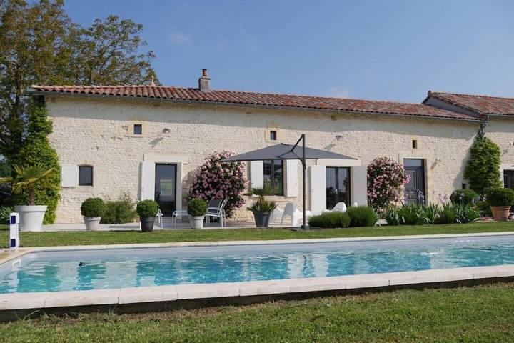 Location de vacances pour 8 personnes, avec Jacuzzi et Terrasse ainsi que Jardin et Piscine à Baignes-Sainte-Radegonde