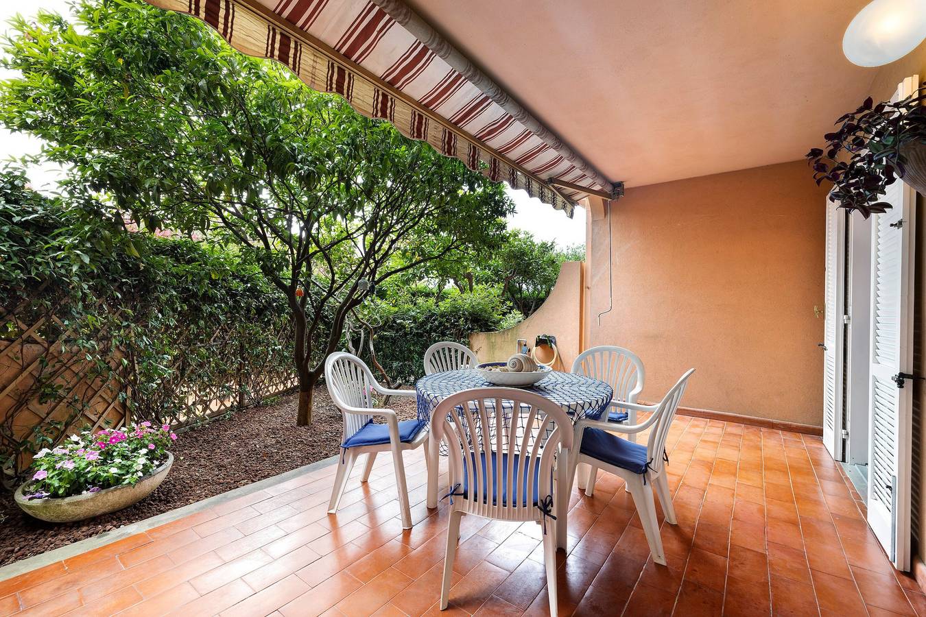 Apartamento entero, Apartamento 'Loano Relax' con terraza privada y jardín privado in Loano, Riviera di Ponente