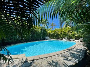 Parc de vacances pour 4 personnes, avec terrasse et vue ainsi que piscine et jardin en Guadeloupe
