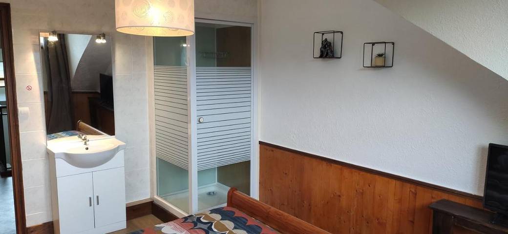 Location de vacances pour 4 personnes, avec jardin ainsi que terrasse et vue à Compreignac - 3