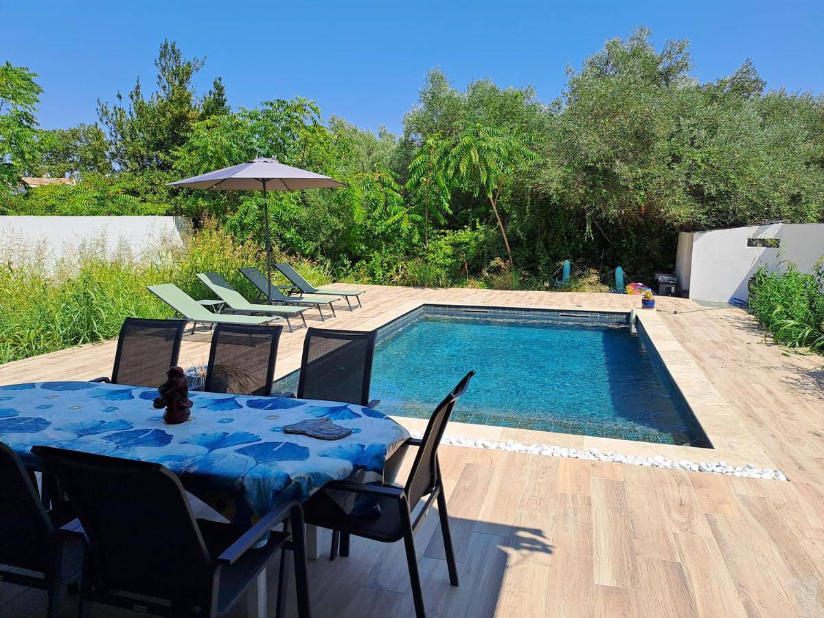 Appartement de vacances entier, Chambre chez l'habitant dans Villa d'architecte avec Piscine chauffée in Marsillargues, Côte méditerranéenne (France)