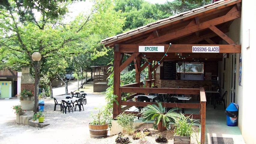 Camping pour 5 personnes, avec piscine ainsi que vue et terrasse dans le Lot - 2
