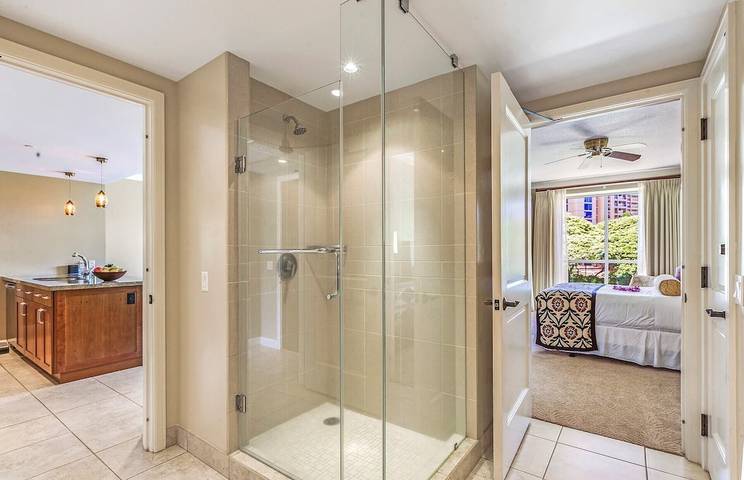 Vacation rental for 4 people, with hot tub and yard as well as balcony and pool in Kaanapali