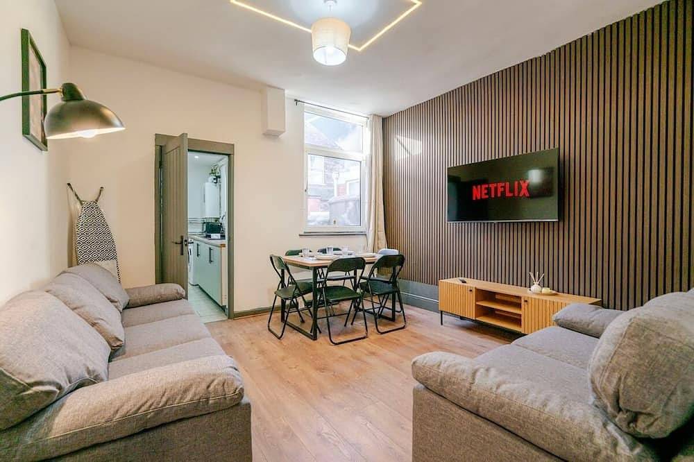 Tallis House, Manchester, Sleeps 8 in Manchester, Greater Manchester
