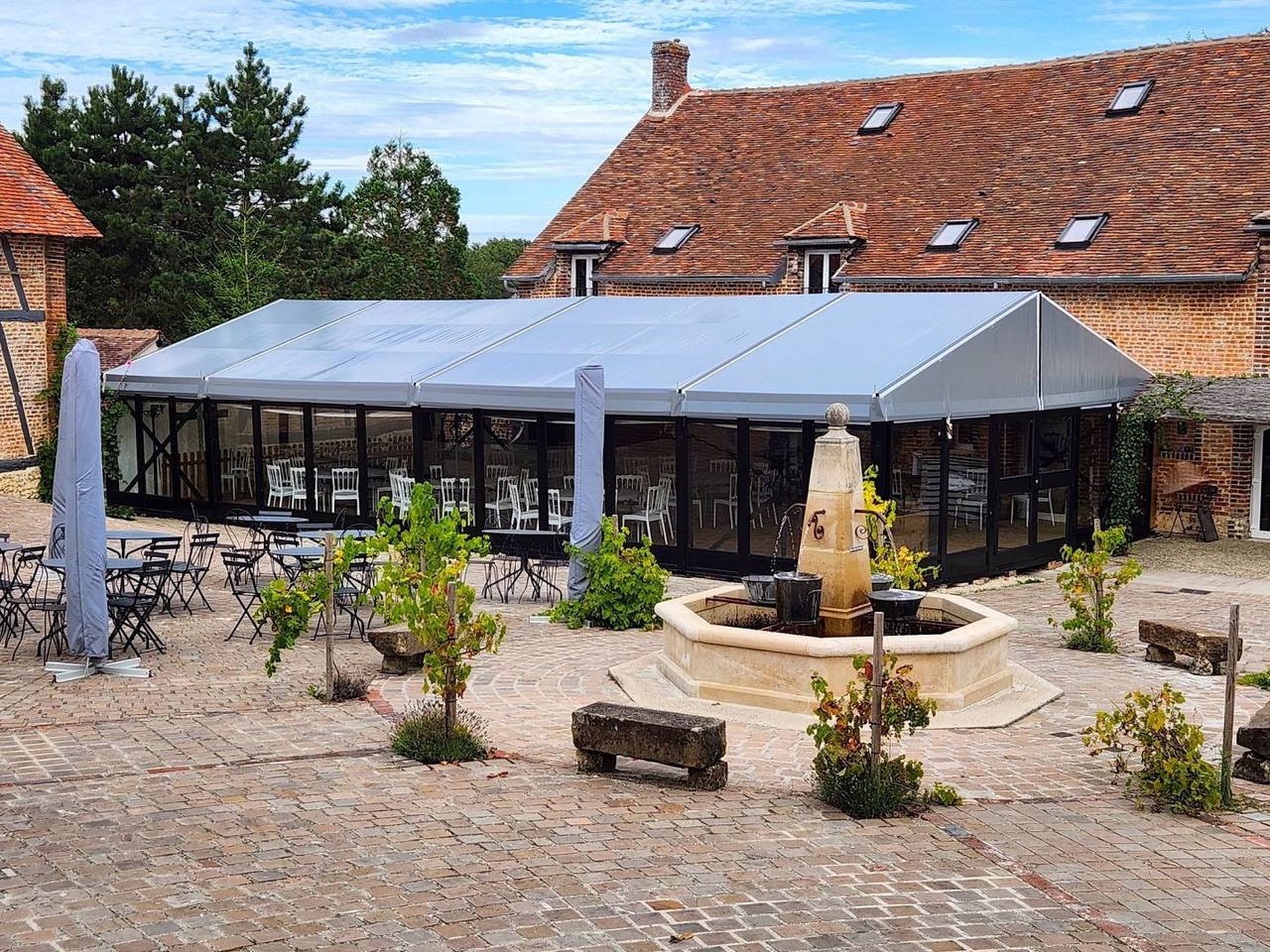 Domaine Les Maisons Blanches in Champignelles (Yonne), Région d'Auxerre