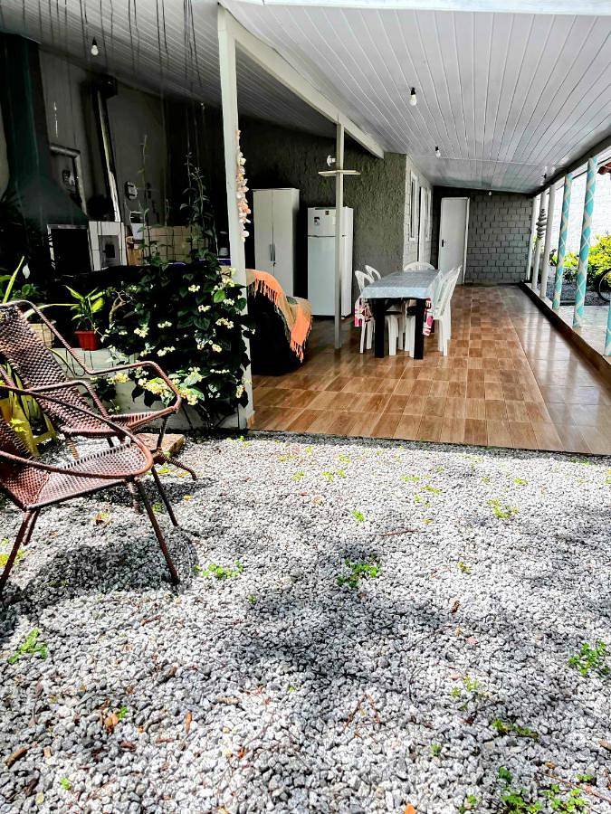 Casas e apartamentos de temporada para 6 pessoas, com jardim e balcão e ainda vista em Pontal do Paraná