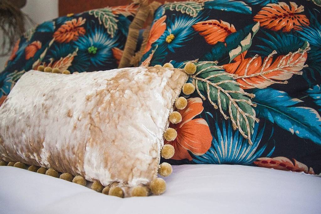 Walk to restaurants, lighthouse and shops! Charming cottage, cozy & bright! in St. Simons Island, Glynn County