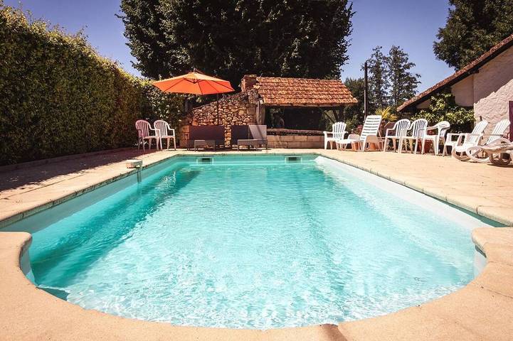 Gîte pour 4 personnes, avec Terrasse ainsi que Jardin et Piscine