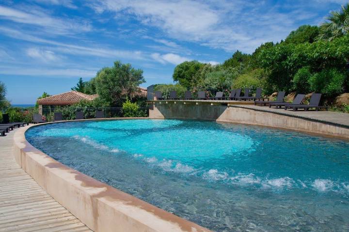 Parc de vacances pour 5 personnes, avec jacuzzi et piscine ainsi que bassin pour enfant et jardin en Corse - 4