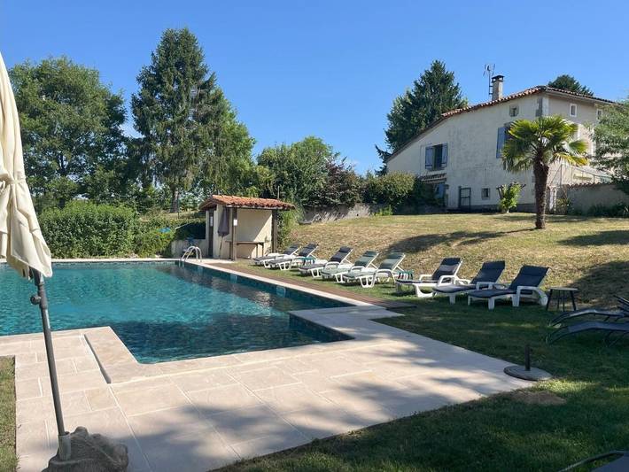 Location de vacances pour 6 personnes, avec vue ainsi que jardin et piscine à Brossac