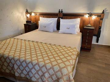 Gîte pour 4 personnes, avec vue ainsi que terrasse et piscine à Pinhão