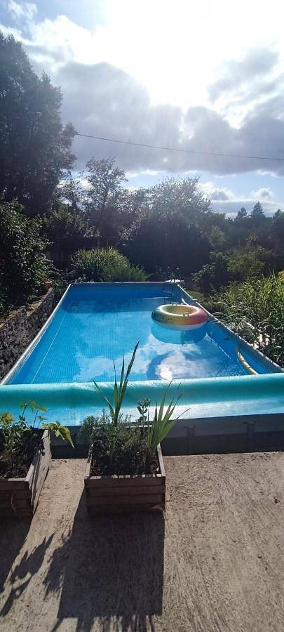 Cottage pour 2 personnes, avec terrasse et vue ainsi que jardin et piscine, animaux acceptés à Lubersac