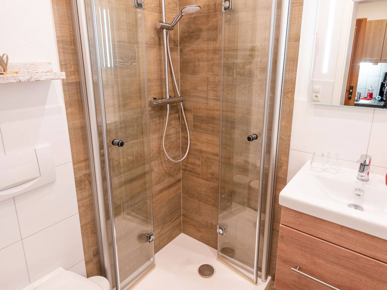 Ganze Wohnung, Ferienwohnung 'Gänseblümchen' mit Bergblick, Gemeinschaftsterrasse und Wi-Fi in Attendorn, Biggesee