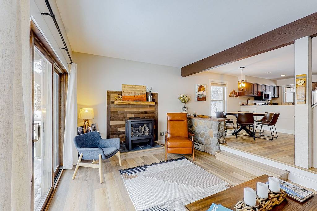 Golf Course Condo with Gas Fireplace, Wifi & Deck with Mountain Views in Eagle-Vail, Beaver Creek