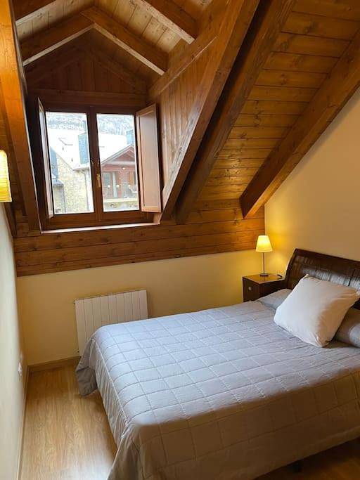 Gîte pour 6 personnes, avec piscine et jardin ainsi que terrasse et vue dans Cerler - 4