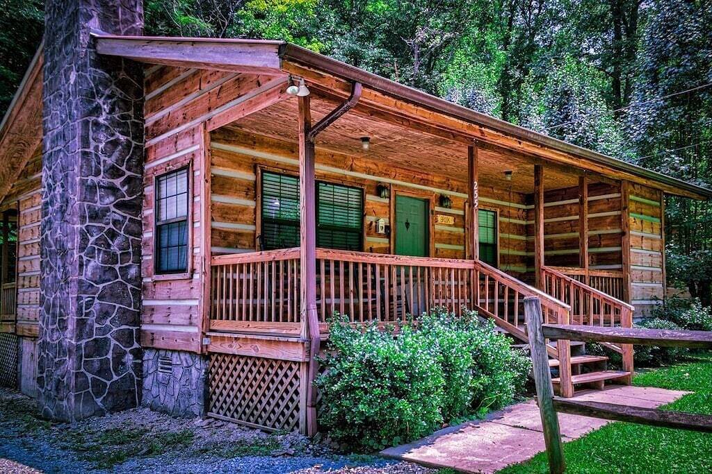 Easy Drive to Log Cabin! Only 7 mins from National Park + Jacuzzi in Blount County