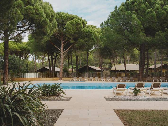 Camping para 5 personas, con terraza además de piscina y piscina para niños, Se admiten mascotas en Alt Empordà