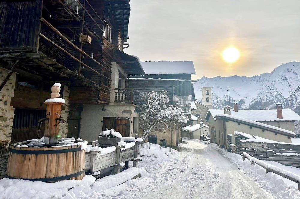 Entire apartment, Casa-Niu Luxe discret, vue et pied des pistes in Saint-Véran, Queyras