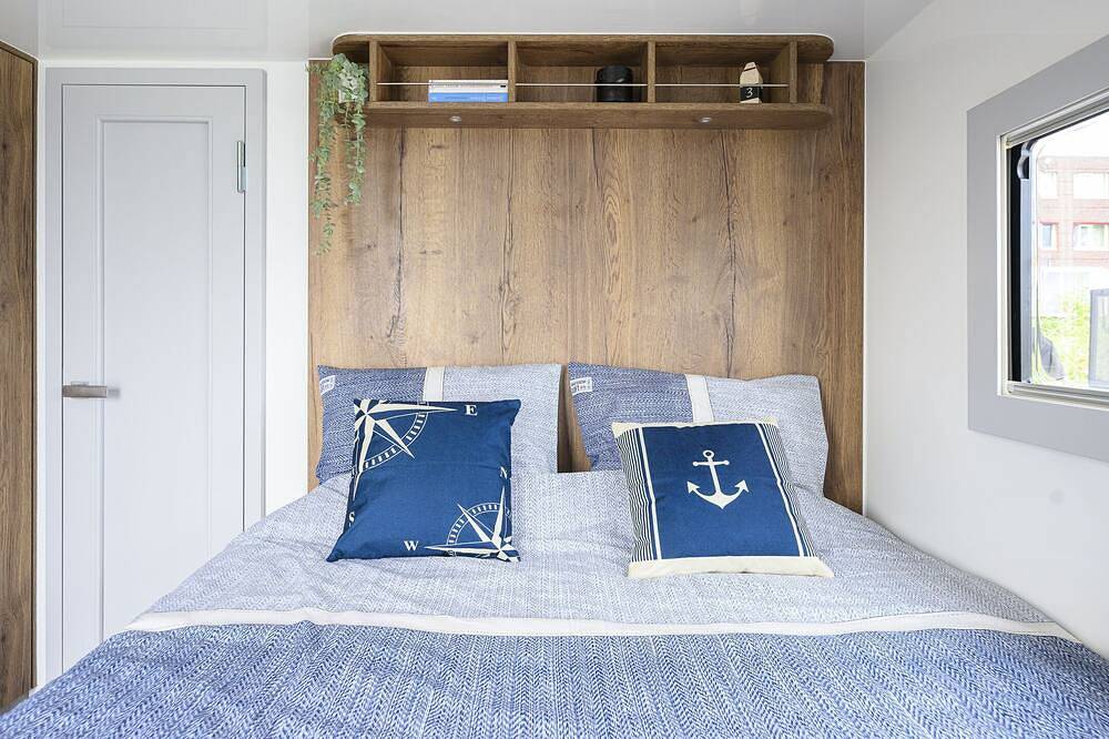 Olav cozy houseboat close to the beach and restaurants by Weltevreden Experience in Zeewolde, Flevoland