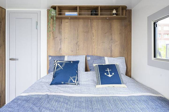 Olav cozy houseboat close to the beach and restaurants by Weltevreden Experience in Zeewolde, Flevoland