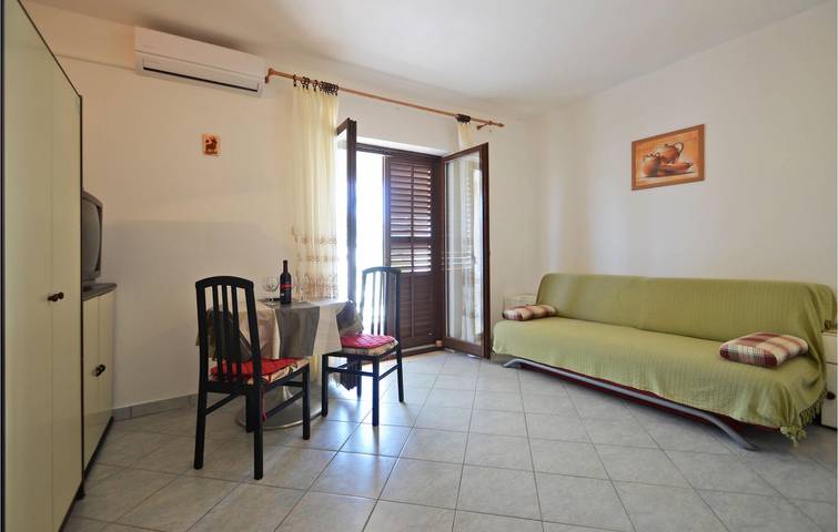 Ganze Ferienwohnung, Charmantes 200 m vom Strand entferntes Apartment mit Terrasse und Parkplatz in Račišće (Dalmatien), Korcula